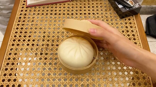 اشتريت لصديقى كعكة شيشيتو، يبدو أنه ليس سعيداً جداً هههههه