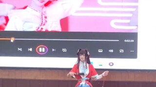 زميلة على مستوى الآلهة تقدم عرضًا لـ "إرسال القمر" في اجتماع الفصل الثانوي