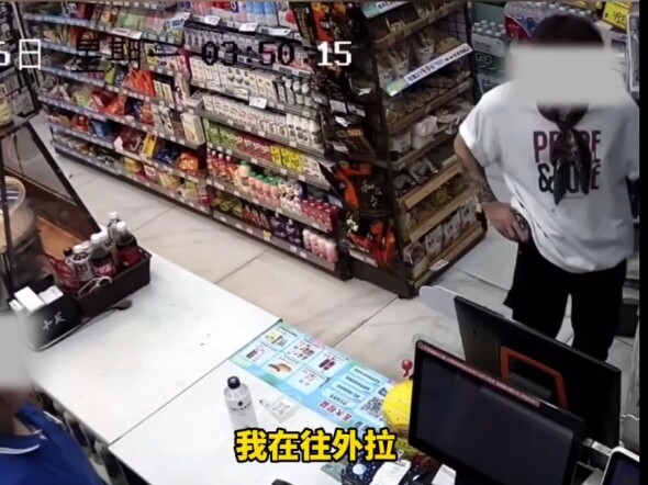 顾客进便利店推了故障门，店员拍桌子怒吼：那扇门是坏的！便利店负责人：店员情绪有问题会严肃处理。#便利店#情绪失控#店员#社会百态#顾客