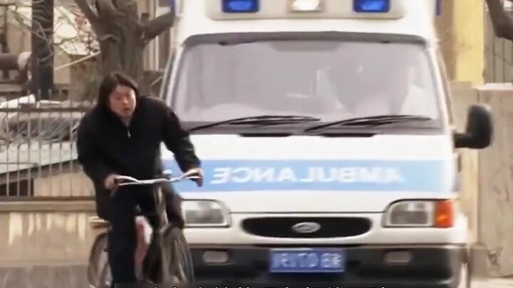 Người đàn ông cố tình chặn đường xe cấp cứu, nào ngờ bên trong lại là chính con gái ruột của mình!