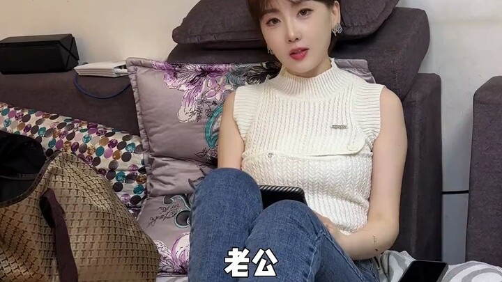 زهور النساء تتمايل في زحام الدنيا، وزهور النساء تتأرجح برفق مع النسيم...