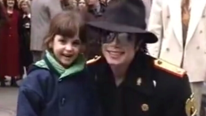 Người hâm mộ nữ may mắn nhất của Michael Jackson, đã ôm chặt thần tượng của mình, và thần tượng đã q
