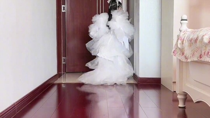Mẹ dùng túi nilon may váy cưới cho con gái, biến giấc mơ về một sàn diễn thời trang Paris thật khác 