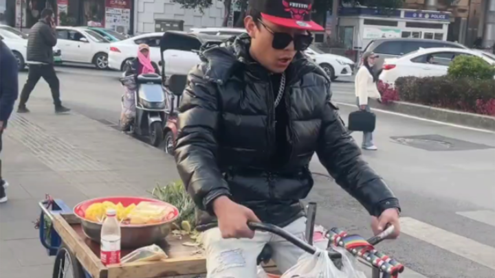 Haha! Nomi đạp xe ba bánh giúp mẹ bán trái cây!