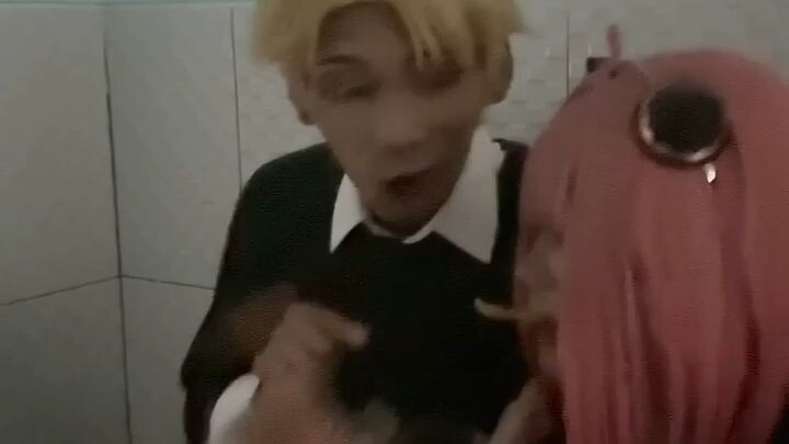 Cosplay anime: jailin di wc