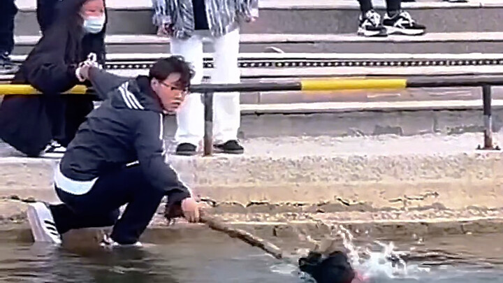 He can’t swim, but he chose another way to save you.