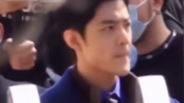 I can't stop laughing! I met a parent who looked like Xiao Zhan, waiting to pick up his child at the