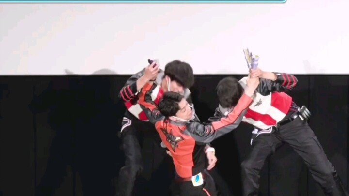 Ultraman Deckard: Is this the love that seniors have for their juniors?