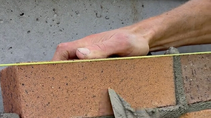 Gạch đỏ thông thường lập tức biến thành bức tường nghệ thuật