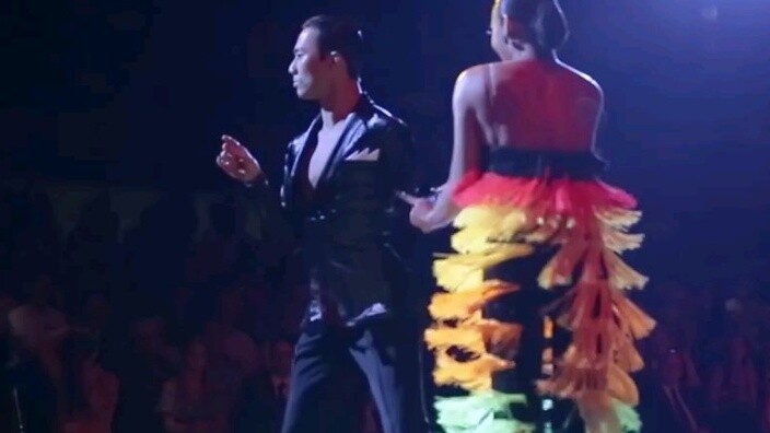 Hou Yao dan Zhuang Ting diundang untuk tampil di Grand Prix Stuttgart pada tahun 2018. Seragam yang 