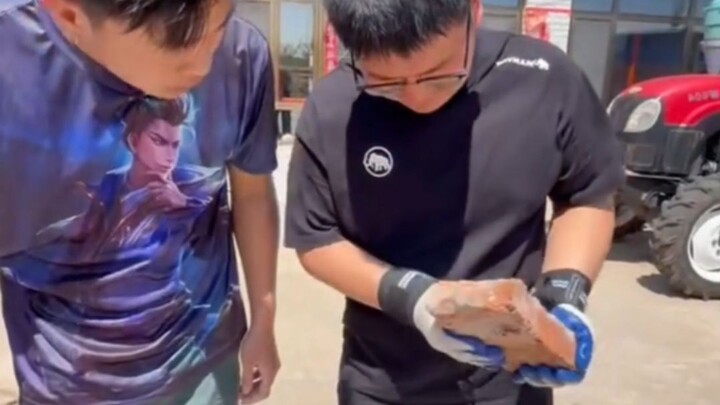 Cậu bé 15 tuổi bẩm sinh đã có sức mạnh phi thường bị dân chuyên săn hàng giả vạch trần, rốt cuộc có 