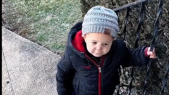 الطفل اللطيف ما بيطلعش بس عشان يلعب... فقط...