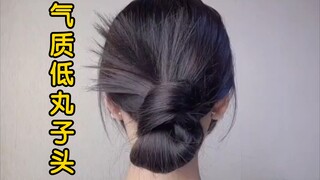 Gaya elegan dengan sanggul kecil dipadukan dengan mantel sungguh luar biasa!