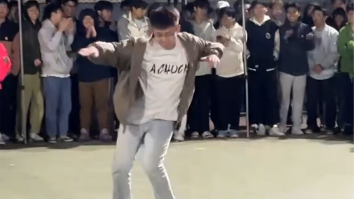 Dẫn theo hot girl bóng rổ Lý Đại Xuân nhảy bài thi lý thuyết lái xe hạng C