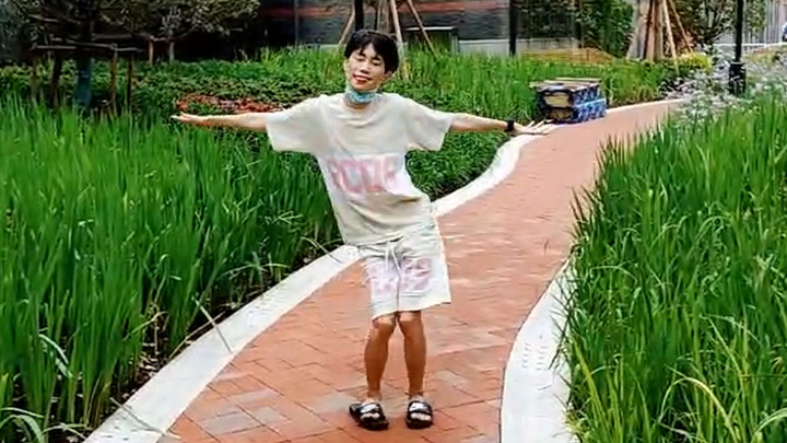 Doinb memenuhi janjinya untuk menari selama siaran langsung di luar ruangan, gerakan tariannya sanga