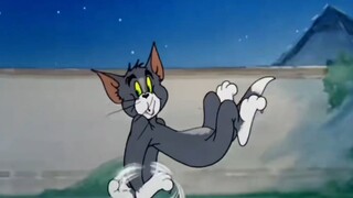 وضعية مشي توم الغريبة