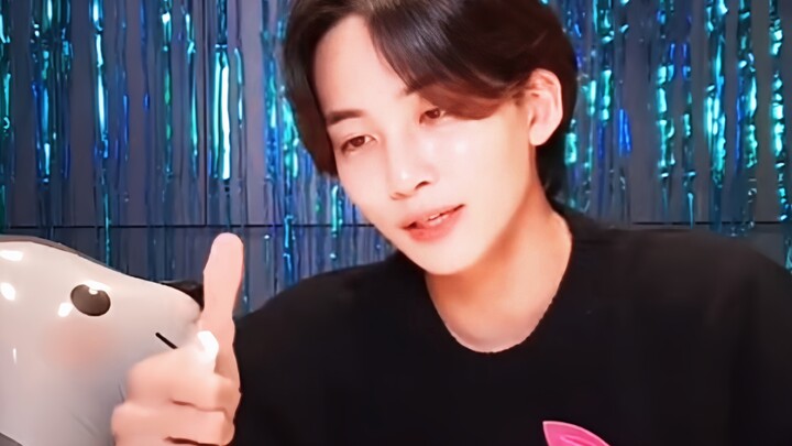 Help! How can lighting a candle be this awkward…? Every move is so smooth and flawless—it’s absolute