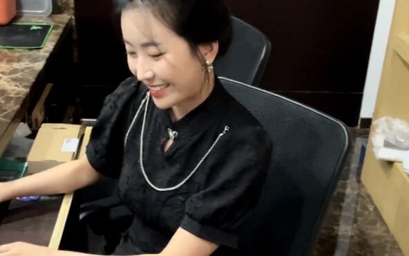 Terkadang, demi menghindari kesalahpahaman darinya, aku sering melontarkan kebohongan yang tak berni