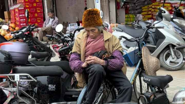 An elderly man sets up his stall early in the morning, and by afternoon he’s only sold 3 yuan’s wort
