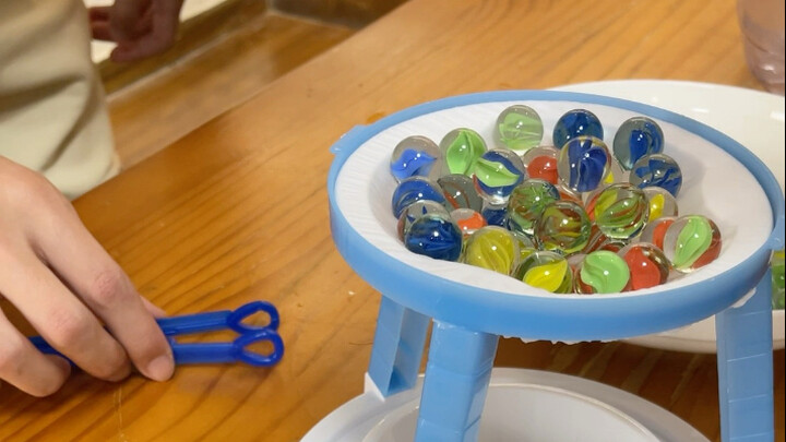 Segera panggil temanmu untuk melihat tantangan menahan beban dengan tisu!