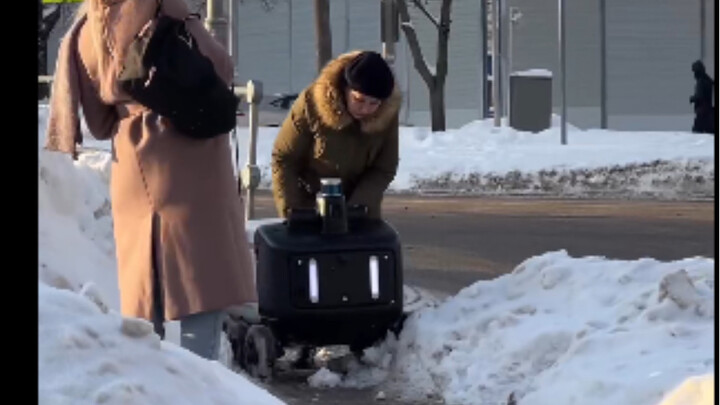 الساعي الروبوتي والواقع القاسي في روسيا: