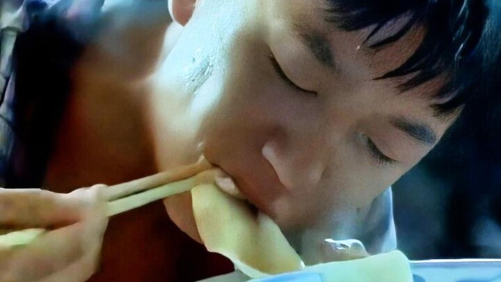 حصيلة أفلام ومسلسلات: فقير يخرج لتناول الطعام.. الشاب يلتهم 10 أعواد من المعكرونة المغمورة في الصلصة