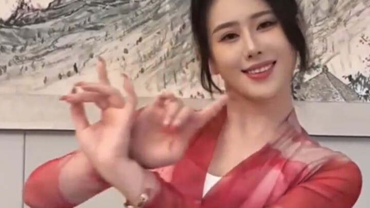 嫂子不卖饺子，改跳舞了