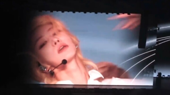 Blonde Seo Myung-ho’s breathtaking beauty on the concert big screen – a big-screen compilation