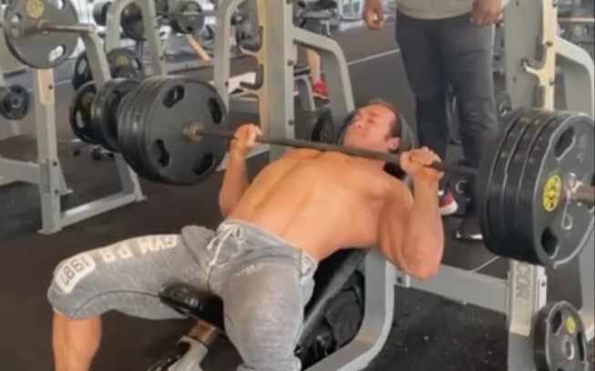 ราชันย์แห่งแรงมหาศาล ท่าดันอกสุดแกร่ง