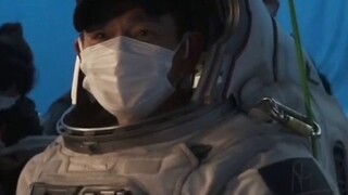 In the movie "The Wandering Earth 2", it turns out that Andy Lau's first experience of wearing a spa