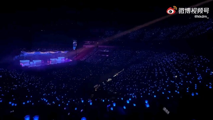 【ไช่ สวี่คุน】แฟนคลับ CXK จัดอวยพากันเพลง “คนรัก” — ความเป๊ะจนคนเดินผ่านยังต้องทึ่ง!