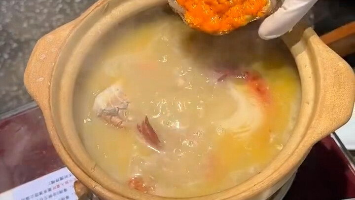 Pelayan bilang dia sangat ahli membuat bubur seafood, dan memintaku untuk memotretnya
