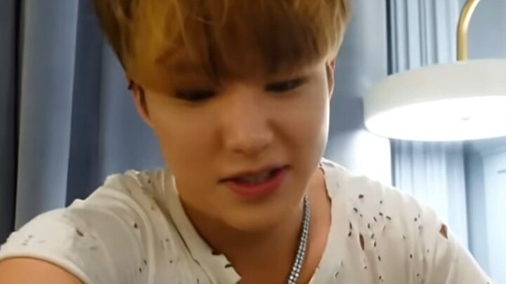 Hoshi: Untuk menurunkan berat badan, cukup makan hamburger tanpa bagian rotinya saja