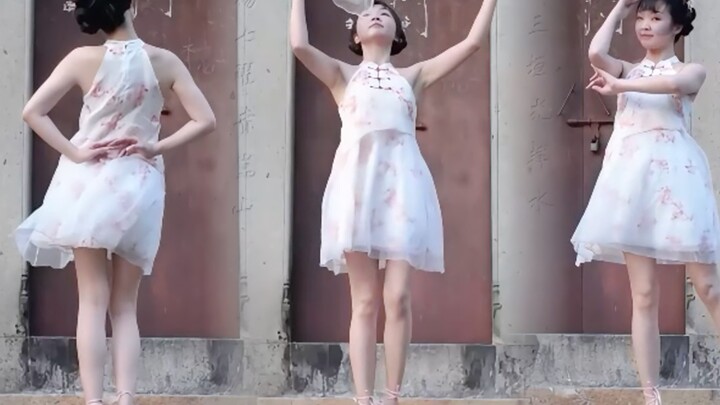 Under the peach tree, the little peach fairy