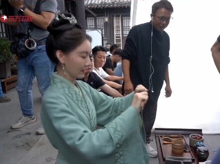 剧中启年媳妇单手断木勺，戏外演员高露双手使足力气