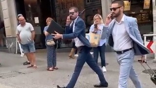 西班牙街头的行为艺术家，乍一看还以为他们真的被定住了
