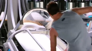 就在男子失落乱逛时突然看到一个人影