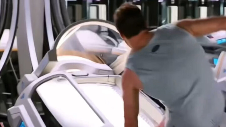 就在男子失落乱逛时突然看到一个人影