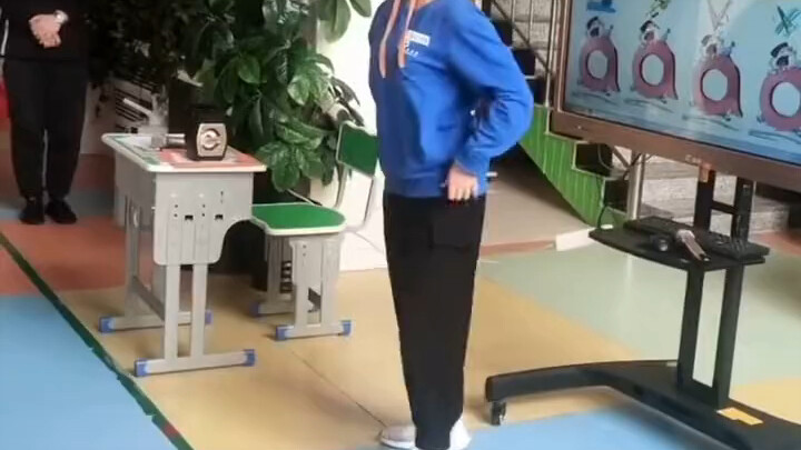 This must be the ultimate kindergarten teacher—so professional yet utterly cringe-worthy.