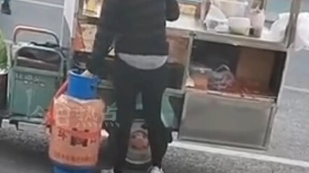 “ให้เธอวางของตามสบาย ไม่คิดเงิน” ชายหนุ่มหูหนวกและพูดไม่ได้ถูกผู้ค้ารายอื่นกลั่นแกล้ง แต่เจ้าของร้าน