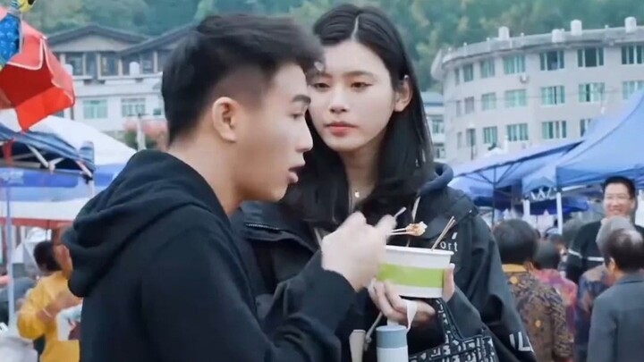 Xī Mèngyáo keluar untuk syuting acara, sepertinya memang membawa He Yóujun agar dia bisa lebih diken