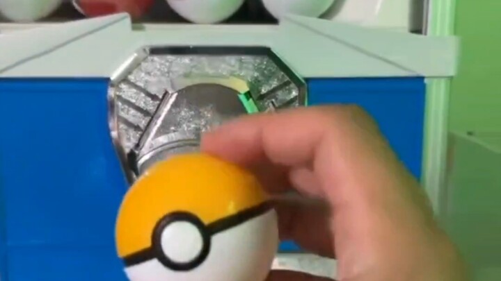 Menentukan berapa banyak uang yang akan dihabiskan untuk Pokémon hari ini dengan mesin gacha.