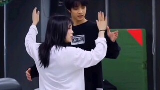 Liu Yaowen dances with a female teacher vs. Ding Chengxin. Is it Cheng Nianrenmai?