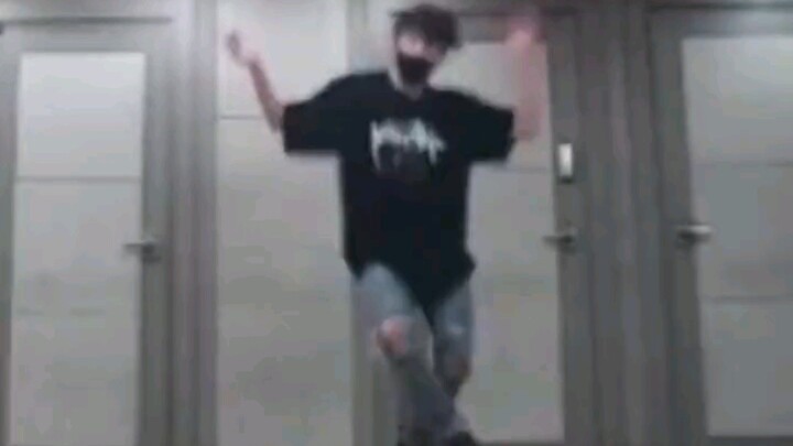 [Jeongguk] Six years ago, little Jeongguk dancing—wow, so cool! His control is amazing!