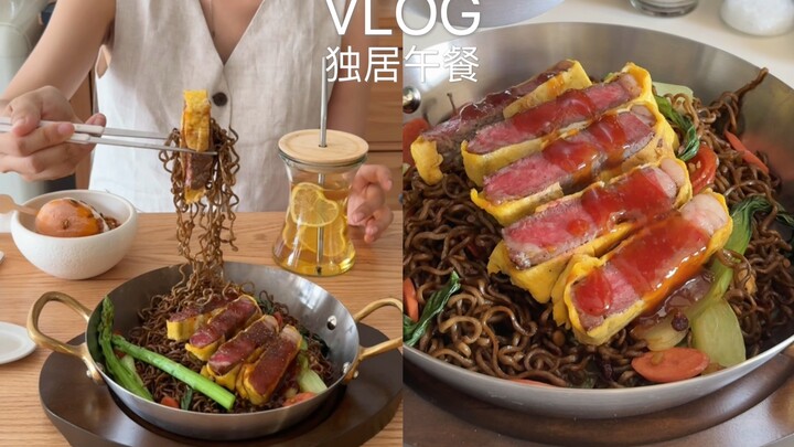 Bữa trưa một mình | Bò bít tết cuộn trứng xào mì gói · Xoài đông lạnh · Trà chanh trái tim