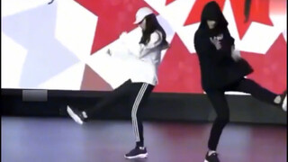 I just found out for the first time that Liu Yifei and Yang Yang danced together.