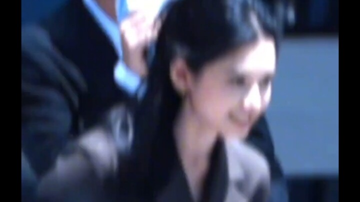 تشعر بشكل حسيّ بجمال ملامح النجوم المتفوّقة، حقًا إنها لوحة فنية من صنع نياووا نفسها! #لي يونروي #دي