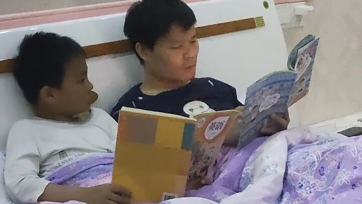 ما أثلج صدري! في هذا الوقت المتأخر ما زال يعلّم ابنه القراءة؛ إن وهج المعرفة يسطع حقًا على وجوه طلاب