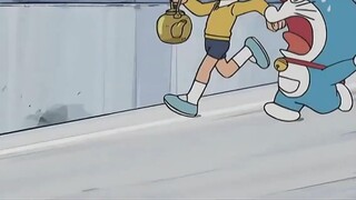 Doraemon: The blue fat man picked up a broken kettle and lied to Nobita that it was a lucky kettle