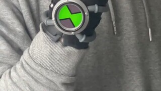 Atas dengan jam tangan omnitrix kecil yang rusak